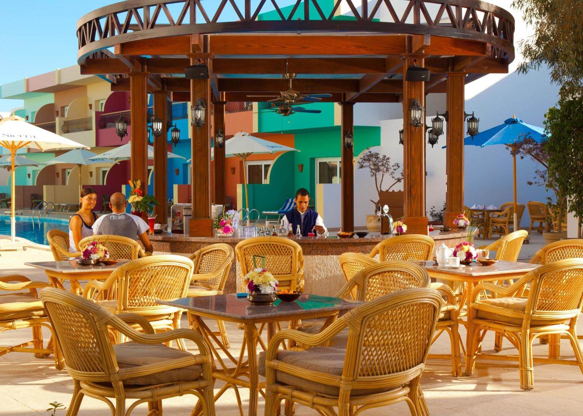 Sierra Sharm El Sheikh Hotel Екстериор снимка The pool bar at the Hilton Sharm El Sheikh
