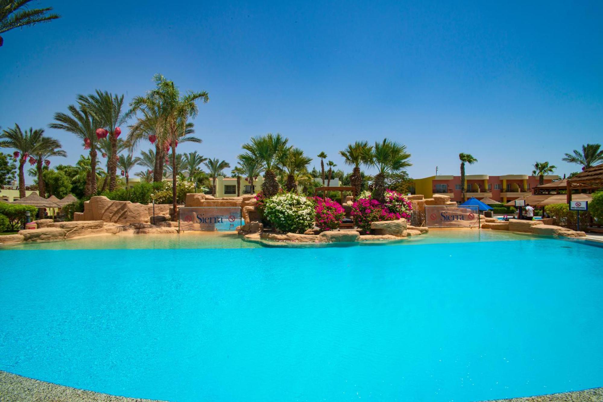 Sierra Sharm El Sheikh Hotel Екстериор снимка The swimming pool at the Hilton Luxor