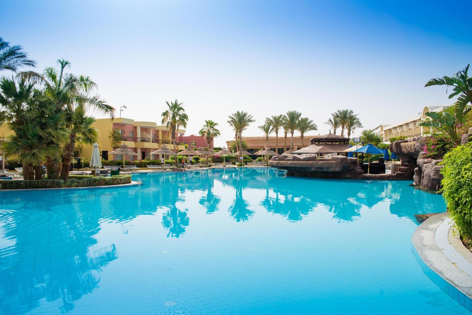 Sierra Sharm El Sheikh Hotel Екстериор снимка The swimming pool at the Hilton Luxor